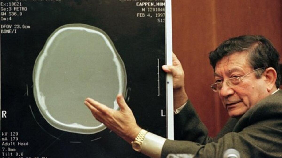 اخترع جراح الأعصاب"أيوب أمية" المسلم باكستاني الأصل في1963 نظام قسطرة بطيني داخلي يستخدم لشفط السائل النخاعي أو لإيصال المواد الدوائية،وابتكر ايضاً الطبيب المسلم  أول مقياس للغيبوبة وإصابات رضوض الدماغ،وأسس المركز الوطني الأميركي للوقاية من الإصابات الدماغية