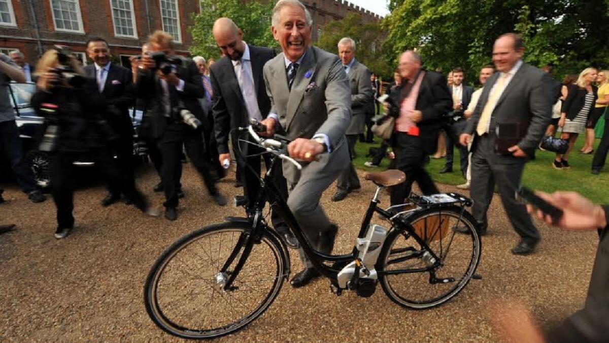 الأمير شارلز يركب دراجة كهربائية خلال بدء عرض حديقة ومطعم في "كلارينس هاوس" وسط لندن، 27 يوليو/ تموز 2011