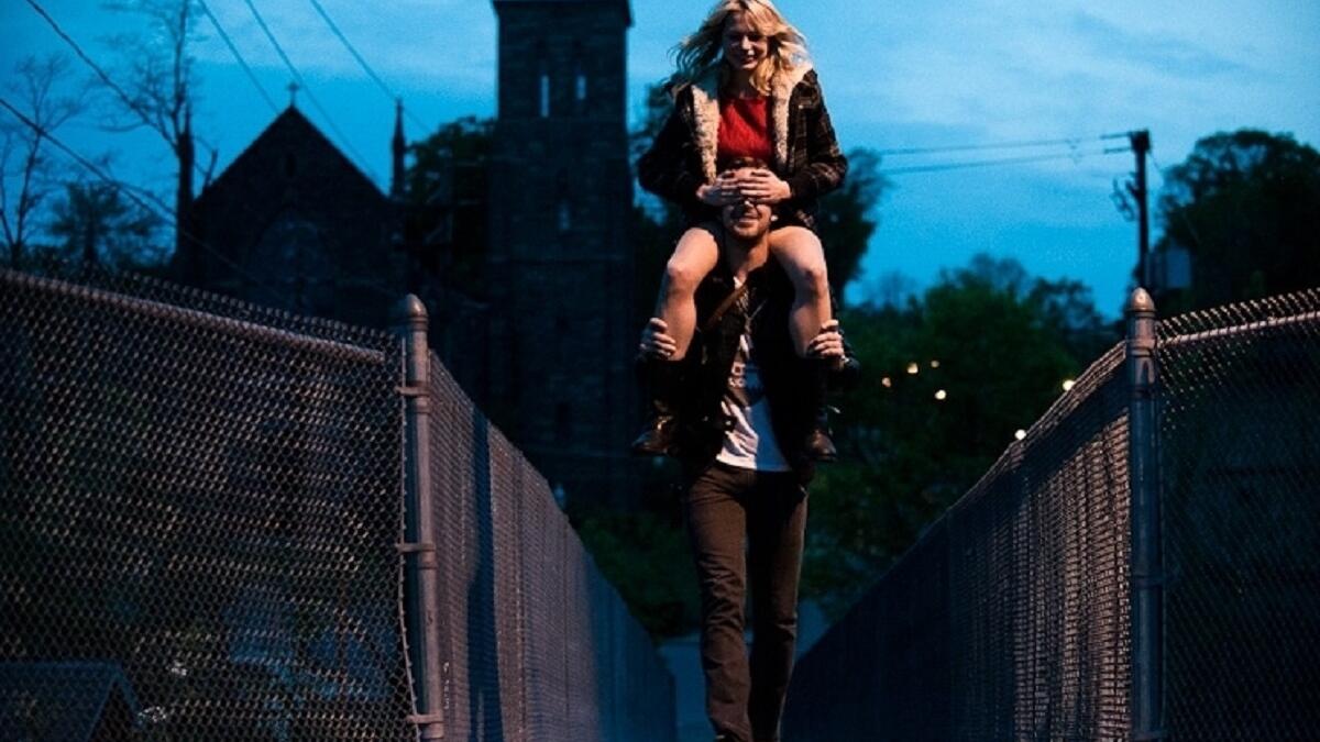 Blue valentine: 
فتاة طموحة تعاني من التفكك الأسري، تضطر للزواج من شاب عديم الطموح بعد أن يظهر حملها، لتبدأ مشاكلها معه في البحث عن الوظيفة.