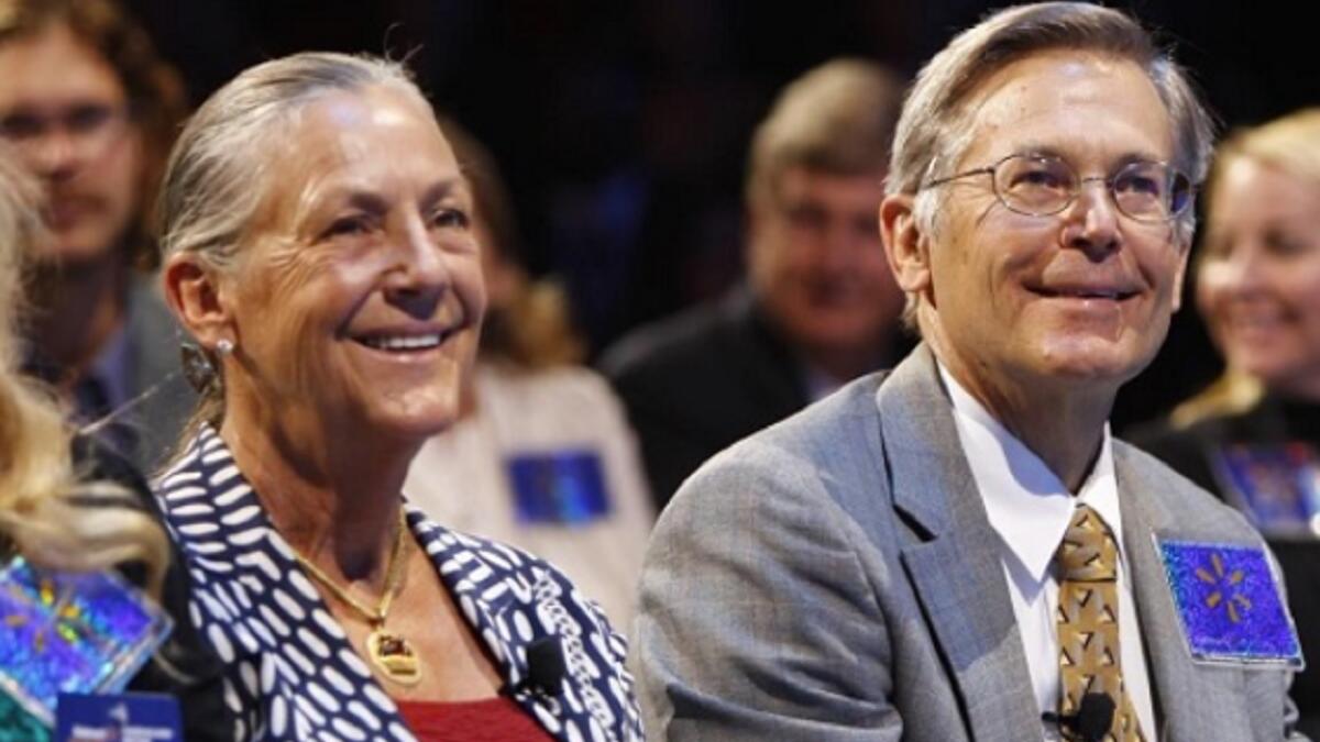 "عائلة والتون: 152 مليار دولار" وأسس هذه العائلة صموئيل مور "سام" والتون، وهو رجل أعمال أمريكي وصاحب مشروع مولود في كينغفيشر- أوكلاهوما، وكان مشهورا بتأسيس شركات البيع بالتجزئة: "وول مارت" و"سلسلة سام". وحققت العائلة نموا مُتزايدا من 190 متجرا إلى 800 متجر.