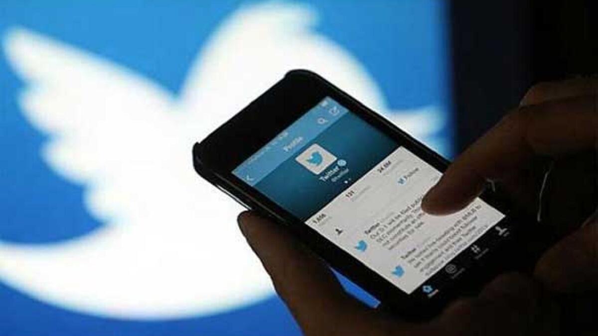 "حساب تويتر"عندما يكتشف الرجال أسراراً خطيرة عن زوجاتهم فإن الحياة الزوجية تصبح مهددة وبشدة بالانهيار، أحد الأزواج المحافظين اكتشف صدفة أن لزوجته حساباً على تويتر فلم يتوان عن فك رباط الحب والوفاء، لرفضه فكرة أن يكون لزوجته نشاطٌ على مواقع التواصل الاجتماعي.