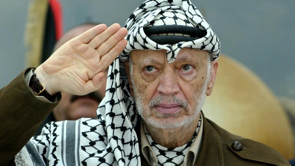 ياسر عرفات وهو أول فلسطيني مسلم يحصل على جائزة نوبل، وهو أحد رموز حركة النضال الفلسطيني. إذ قام بسلسلة من المفاوضات مع إسرائيل لإنهاء عقود من الصراع الإسرائيلي الفلسطيني. ومن تلك المفاوضات اتفاقية أوسلو التي حاز على إثرها جائزة نوبل عام 1994.