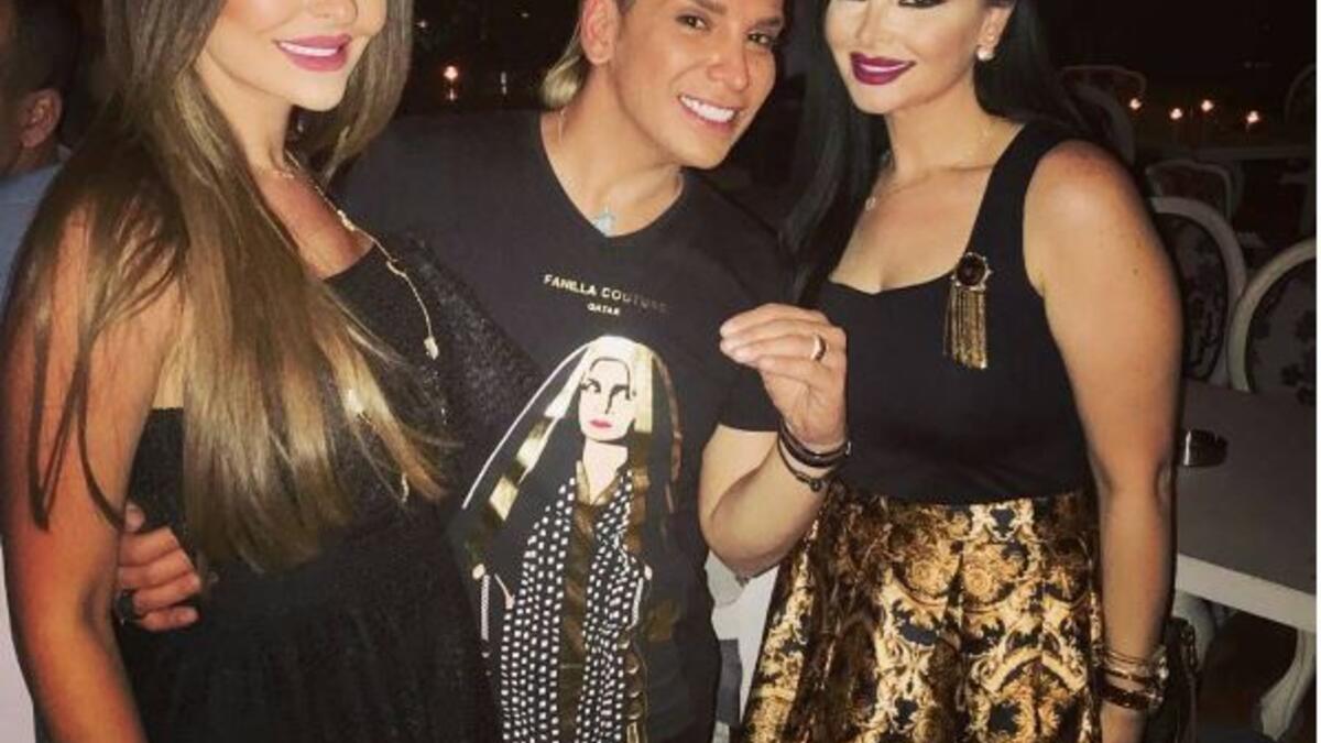 استضافت مؤخراً زين كرزون خبير التجميل المثير للجدل اللبناني فيفو وتعرضت لهجوم كبير بسبب استضافتها له لتقوم بالرد على كل من هاجمها بالشتم والسخرية، ونقلت العديد من المواقع ان هذا هو السبب الرئيسي لايقاف وسجن كرزون.