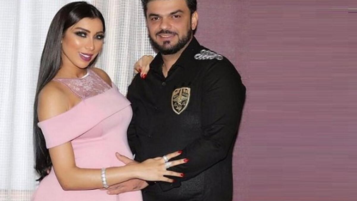 دنبا بطمة: خطفت الفنانة المغربية دنيا بطمة المنتج البحريني محمد الترك من زوجته منى السابر وأولادهم الثلاثة.