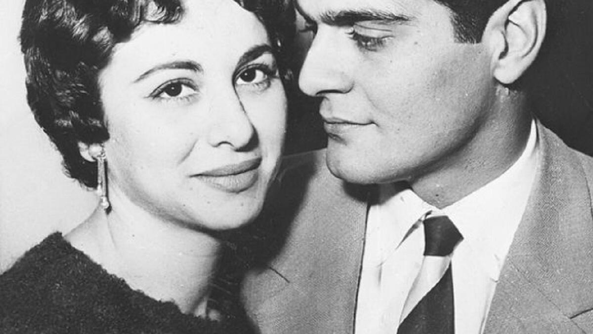 جمعهما القدر وربطت بينهما قصة حب صعبة ففاتن إمرأة متزوجة،وعمر "ميشيل شلهوب"على غير ديانتها، ولكن حبهم استطاع التغلب على الصعاب فحصلت هي على الطلاق، وأعلن عمر إسلامه، وصرح الشريف"لم أحب أو أتزوج بعد فاتن حمامة فهي المرأة الوحيدة في حياتي وحبي الأول والأخير"