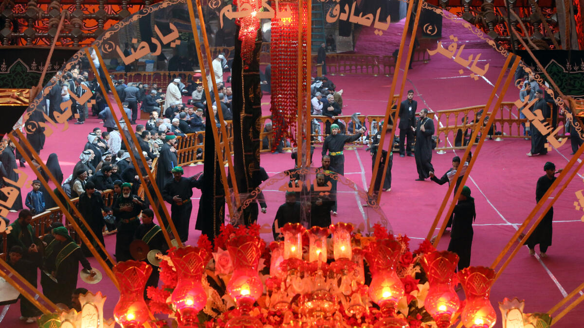 ينقسم المحتفلون إلى مجموعات مختلفة في طريقة التعذيب حتى يؤدي كل منهم الدين الذي عليه لأنه لم يشارك في التضحية جنبا إلى جنب مع الحسين رضي الله عنه في معركة كربلاء.