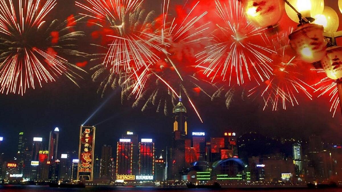 هونج كونج:
يصف السياح المدينةَ في هذا اليوم بالجنة، لفرط زينتها ومراسمهم الاحتفالية التقليدية والمهرجانات الشعبية بالإضافة إلى الأكلات الموسمية الخاصة، والرقص والغناء في الشوارع، إذ يمكنك قضاء عطلة لا تنسى حتى  رأس السنة التالية.