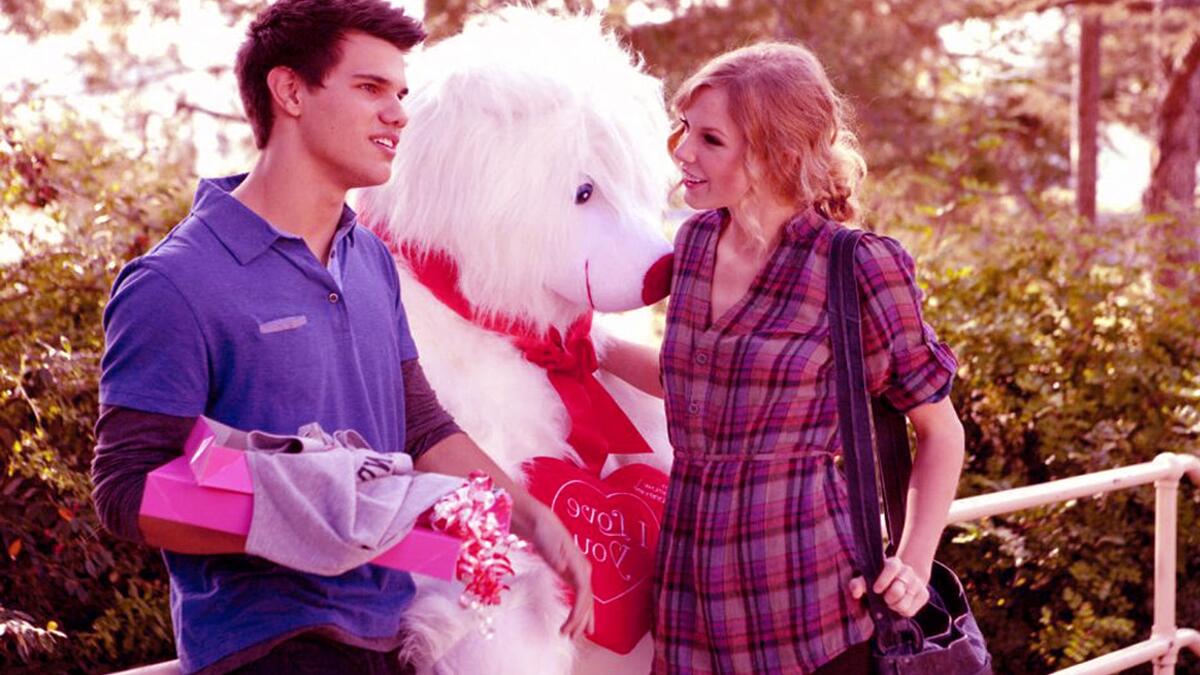 Valentine's Day:
تدور أحداث الفيلم حول 4 قصص منفصلة في يوم العشاق، وماذا سيحدث خلال هذا اليوم من وقوع أشخاص في قصص حب وانفصال آخرين في ظل الضغوط التي يواجهونها في هذا اليوم من أجل رضاء الحبيب.