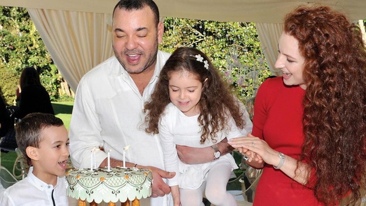 ملك المغرب محمد السادس والأميرة لالة سلمى: كان أول لقاء للملك محمد السادس وسلمى بناني في حفل خاص بالمساهمين في المجموعة الملكية "أونا" والعاملين بها، فأحبها وتزوجها، وكسر الملك المغربي النمط السائد في زيجات الملوك وجعل الحب خياره الوحيد.