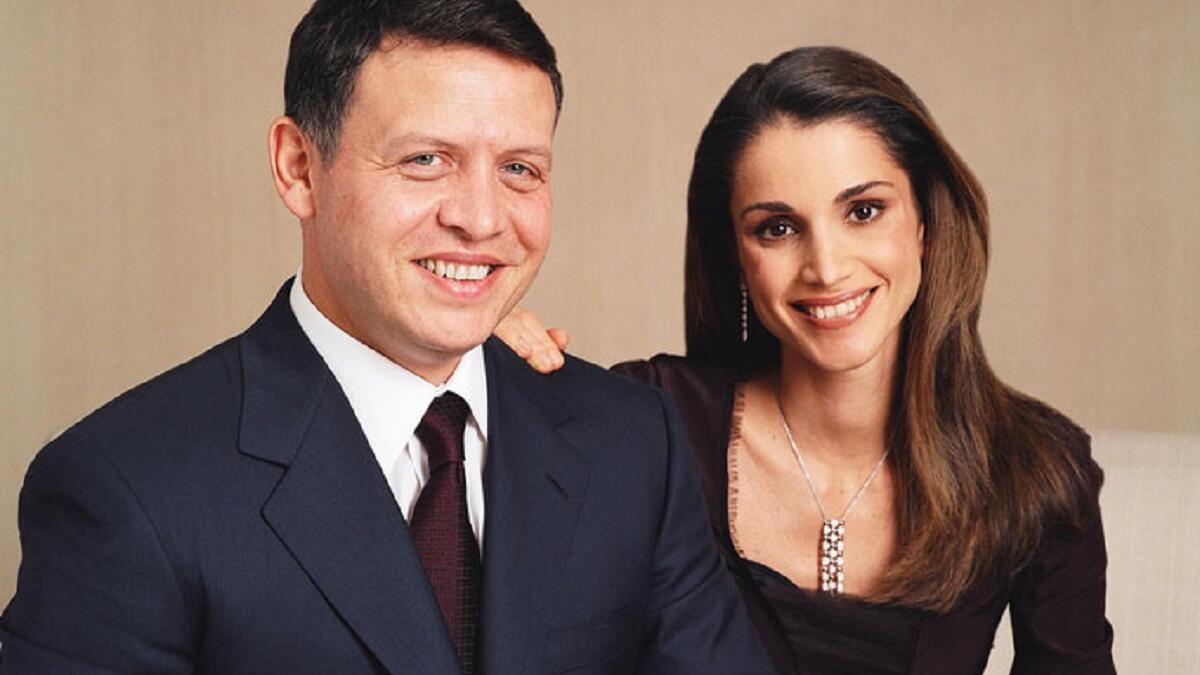 علم "عبدالله " نقطة ضعف "رانيا"، فأرسل لها دعوة للعشاء مع علبة شوكولاتة بلجيكية، فوافقت وحضرت لتجلس بجانب والده المغفور له الحسين بن طلال، ليكشف سرهما، ورتب بعدها لقاء مع عائلتها.