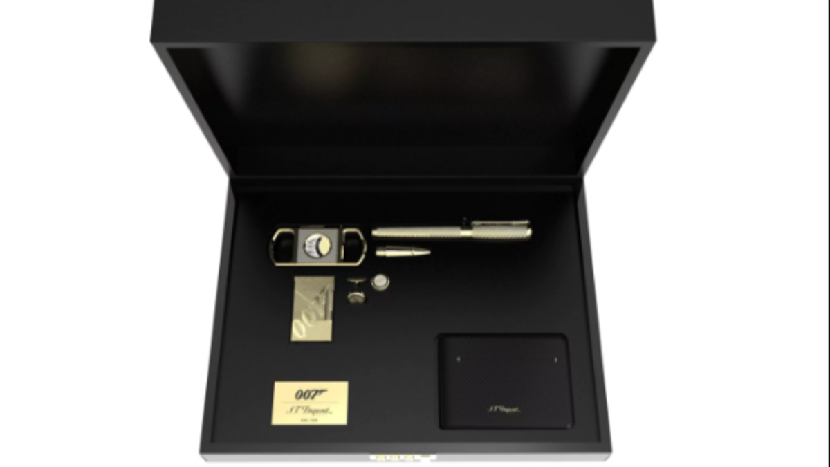 الرئيس الفرنسي "إيمانويل ماكرون" أرسل للعروسين ولاعة "جيمس بوند" من علامة "S.T Dupont"