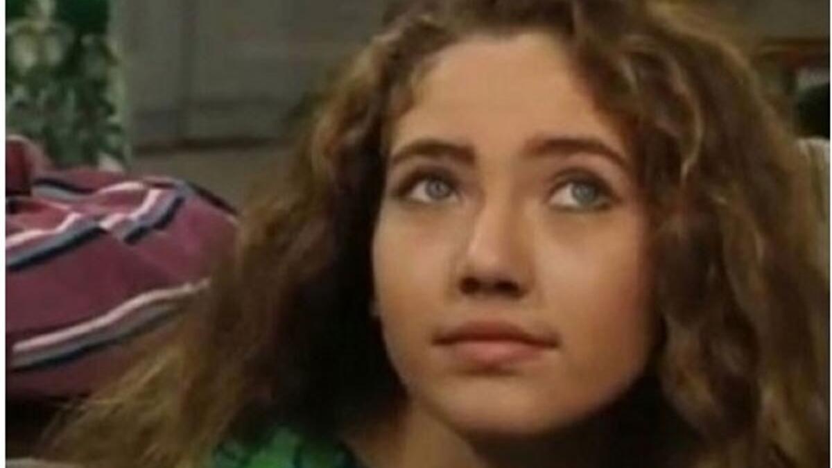 نشرت الفنانة السورية سلافة معمار أول صورة لها من مرحلة الطفولة. سلافة بدت في الصورة بنفس ملامحها الحالية، مما برهن على أنها لم تخضع لأية عمليات تجميلية، وان جمالها طبيعي. جمهور الفنانة السورية عبروا عن إعجابهم الشديد بصورتها، وأمطروها بتعليقات الغزل.