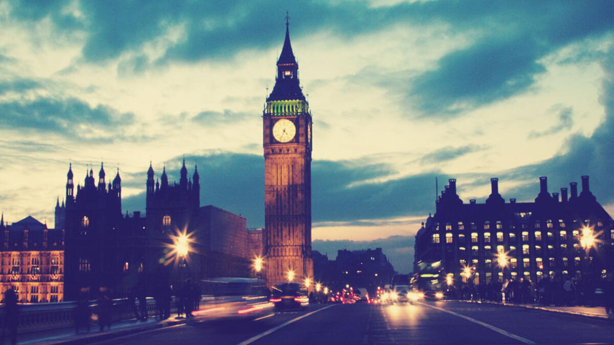 بريطانيا: أعلنت رئيسة الحكومة البريطانية تيريزا ماي القدس الشرقية جزءا من الأراضي الفلسطينية المحتلة، مشيرة إلى أن السفارة البريطانية في إسرائيل ستبقى في تل أبيب.