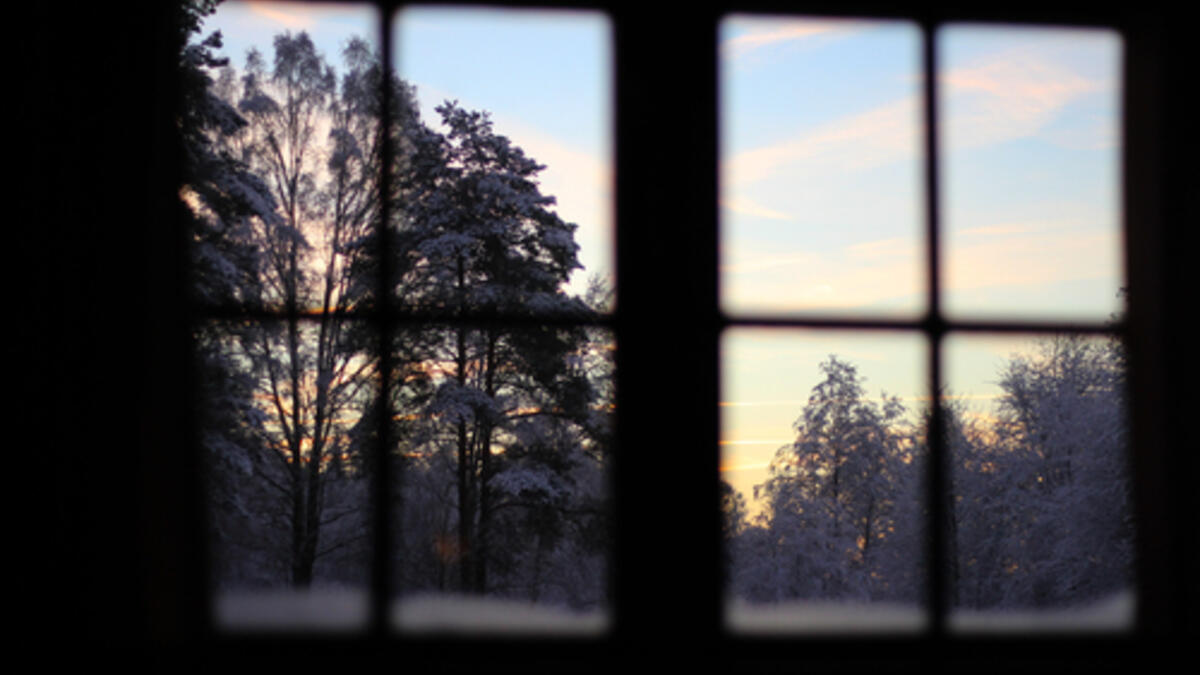 استعد للظلام: الصيف السويدي قد يمنحك 20 ساعة من أشعة الشمس، ولكن الشتاء مظلم جدًا، وقد تنحسر ساعات النهار إلى 4 ساعات فقط.