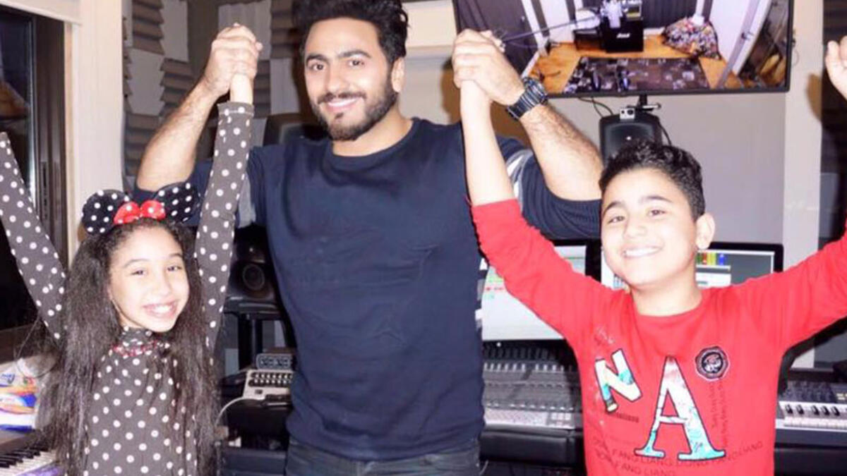 وفى تامر حسني بوعوده لأعضاء فريقه ببرنامج “ذا فويس كيدز” وسجل معهم أغنية مشتركة في الأستوديو.ونشر النجم المصري عبر صفحته الرسمية على الفايسبوك صوراً مع أعضاء فريقه وهم يسجلون الأغنية وعلق: “كواليس تسجيل تامر حسني وفريقه أغنيتهم الجديدة”.