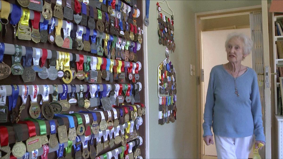 ديردري لاركن( 86عامًا) من جنوب أفريقيا: أنهت العام الماضي 65 سباقًا، وسجلت رقمًا قياسيًا عندما أنهت ماراثون في ساعتين وخمس دقائق عن فئة الـ 85 عاًما وأكثر.