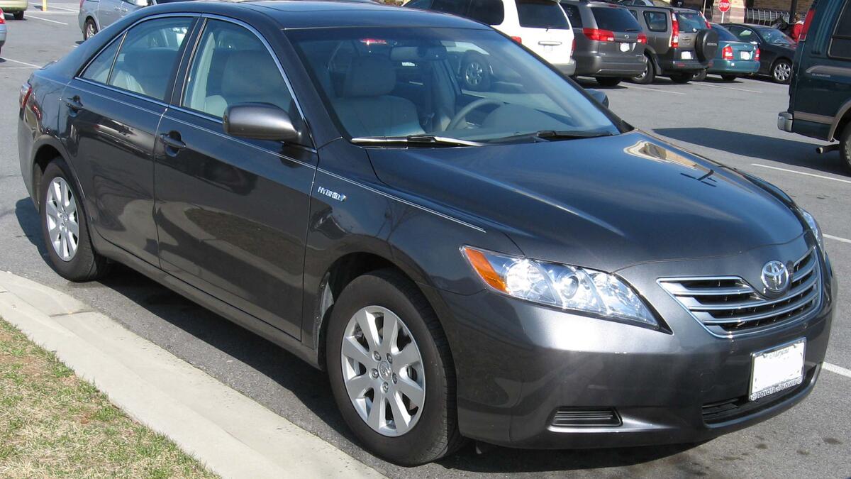 السعودية: تويوتا (كامري) على الرغم من أن أهل السعودية لا يعانون من ارتفاع أسعار البنزين فهي أحدى الدول الكبرى المصدرة له، إلا أن شعبية الـ”كامري” هي الطاغية ومنتشرة بأعداد كبيرة، وكذلك فإن تصليحها وقطع غيارها ليست مرتفعة مما تزيد من رغبة الناس لاقتنائها.