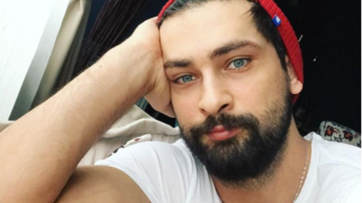 تركيا: حتى تكون وسيمًا هناك عليك أن تكون ذا هندام مرتب وتهتم بتصفيف شعرك وعليك أيضًا أن تزيل شعر صدرك مع الحفاظ على السمات العرقية التقليدية بالشوارب العريضة والعيون ذات الألوان الفاتحة.