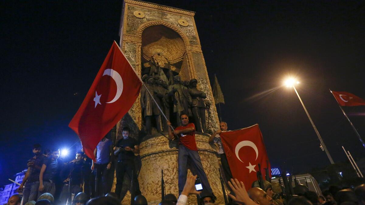 في مساء يوم الجمعة 15 يوليو 2016، قامت مجموعة من الجيش التركي بمحاولة الانقلاب العسكري وإسقاط حكومة العدالة والتنمية وفشلوا في أقل من 8 ساعات، وفصلت السلطات أكثر من 90 ألف موظف لصلتهم بالانقلاب، في إطار حملة تطهير يقول منتقدوها إنها اتسعت لتشمل أي معارضة سياسية للرئيس.