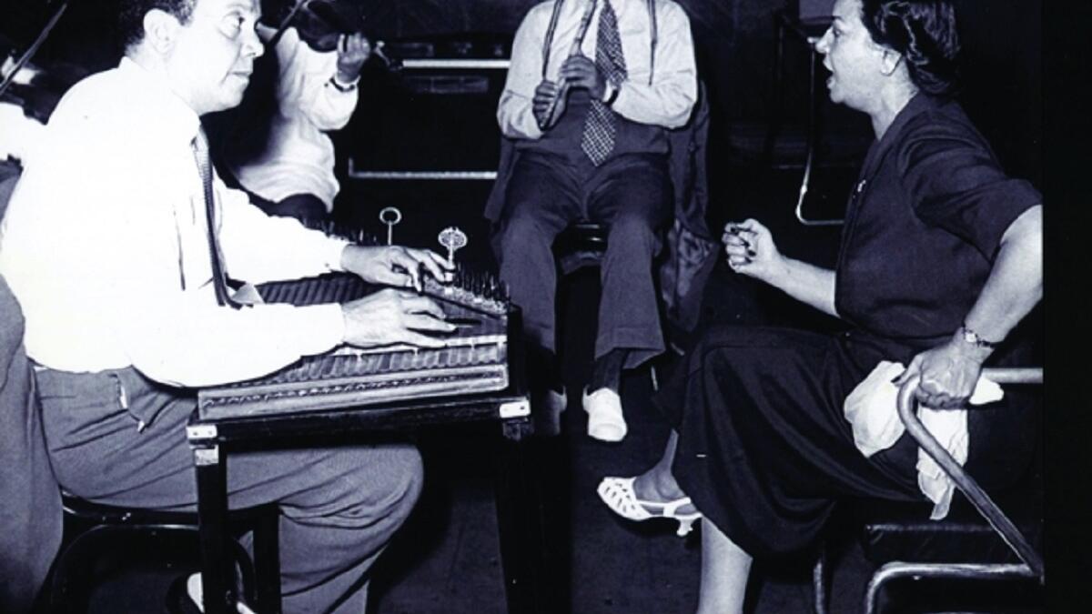 الخطوة الأولى في المشوار بدأت بالقطار: بالمصادفة سمع أبو العلا محمد أم كلثوم وهي تردد ألحانه، دون أن تعرف أنه معها على ذات القطار، وأقنع الأب بالانتقال للقاهرة وهناك أحيت ليلة الإسراء والمعراج بقصر عز الدين باشا، وأعطتها سيدة القصر خاتمًا ذهبيًا.