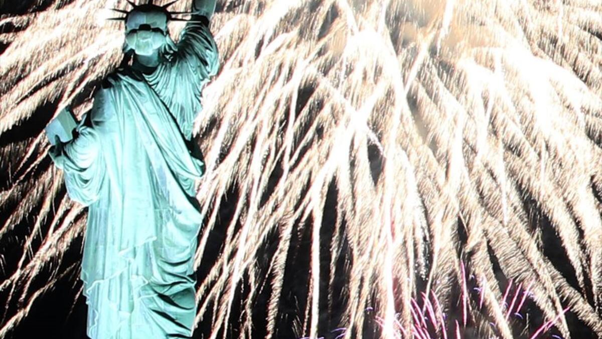 ألعاب نارية قرب تمثال الحرية في الولايات المتحدة الامريكية احتفالا براس السنة 2018