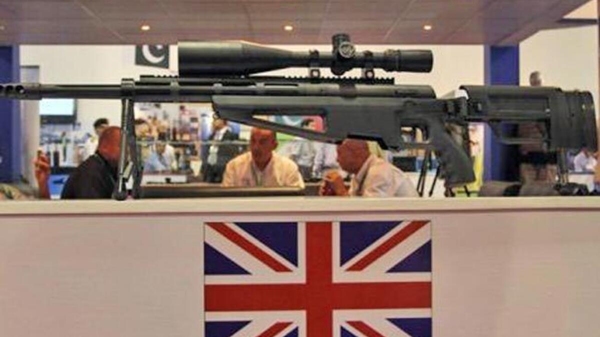 المملكة المتحدة: قوانينها تحظر على الأفراد الحصول على رخصة شراء السلاح، ويحتاج المواطن إلى ملء رزمة من الاستمارات لاقناع السلطات بحاجته وتعهدات بعدم ضرر المجتمع