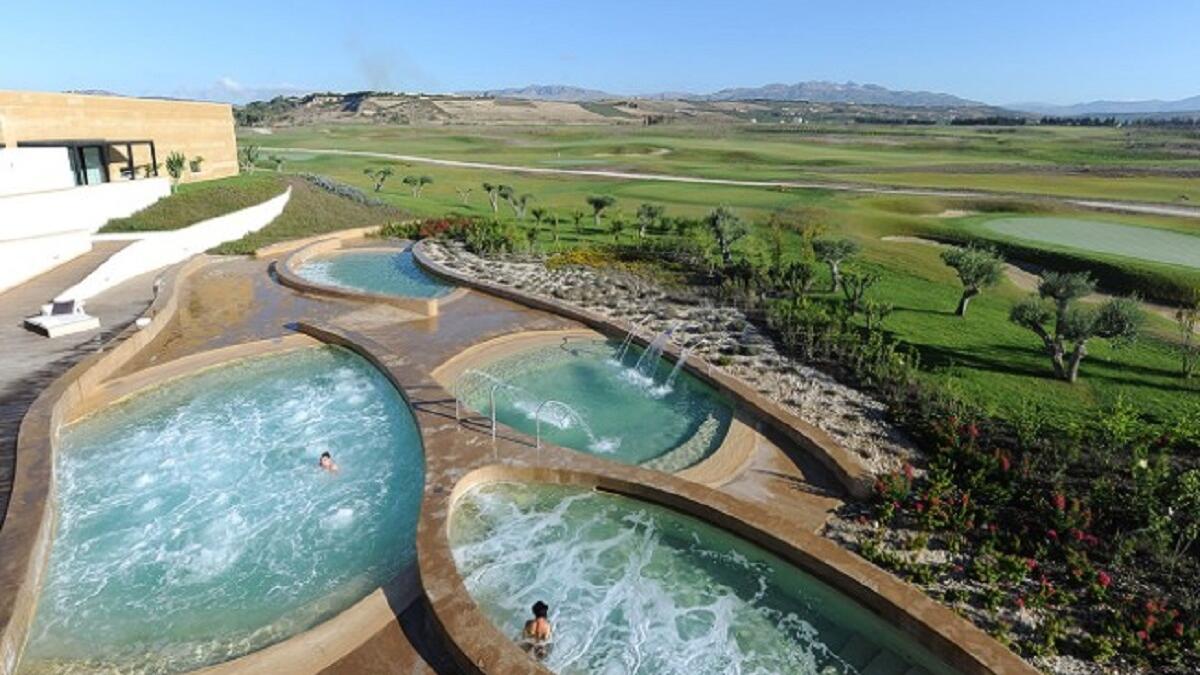 منتجع روكو فورتيه سبا فيردورا (صقلية، إيطاليا)، يقع منتجع على الساحل الجنوبي لصقلية، وهو يقدم إطلالة رائعة على البحر الأبيض المتوسط.