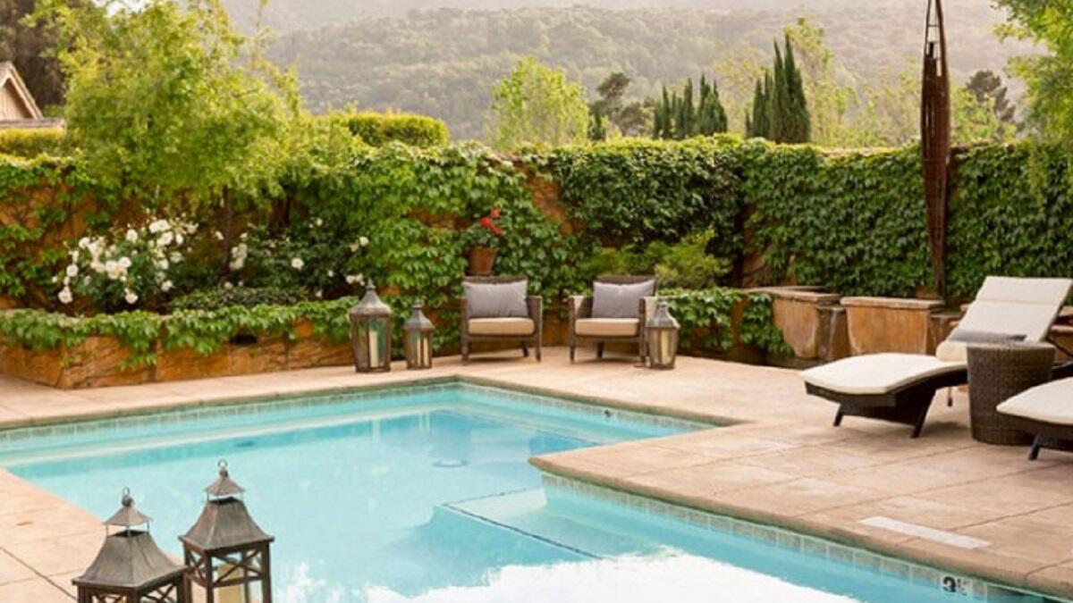 منتجع صحي في لودج (الكرمل فالي، كاليفورنيا)، يوفر بركة مترامية الاطراف، وجاكوزي في الهواء الطلق وغرفة البخار، وحمامات فيشي، وساونا جافة ومركز للياقة البدنية على مدار 24 ساعة.