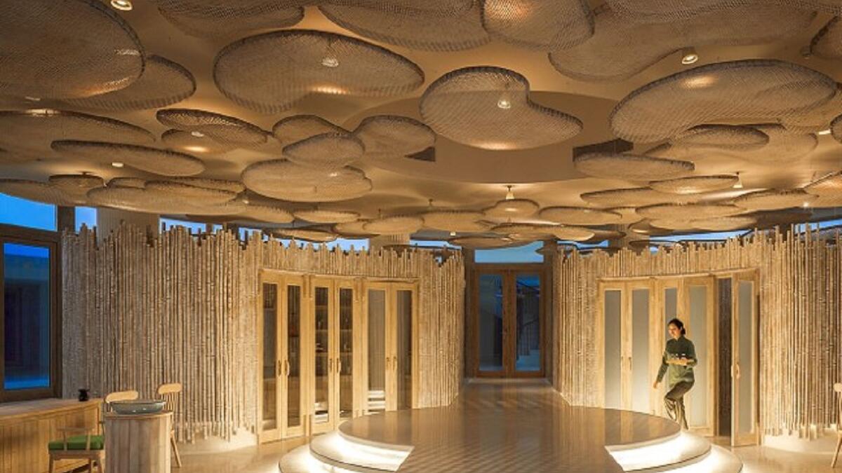 سبا الحواس الست في تشينغ تشنغ جبل (سيشوان، الصين)،:  بدلا من العلاجات الحديثة يقدم المنتجع العلاج بالوخز بالإبر، والحجامة، والتي تستخدم فيها أكواب ساخنة لتعزيز الدورة الدموية، وشا غواتيمالا الذي يزيل السموم.