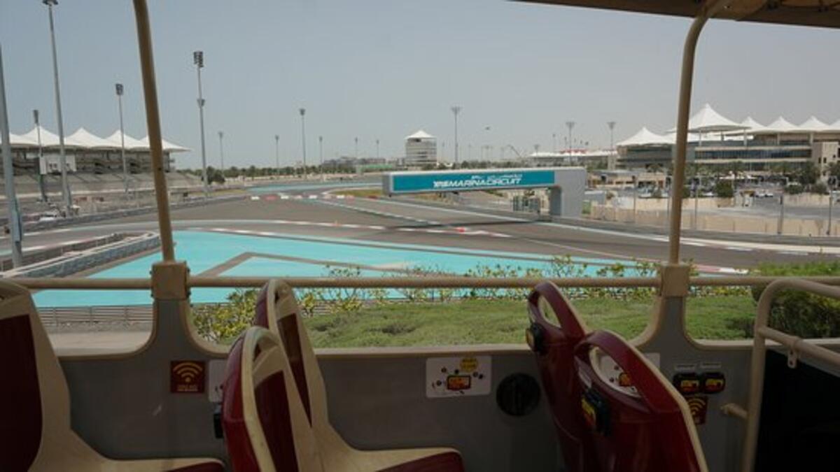 كما خصصت الحلبة عددًا كبيرًا من الحافلات لنقل الحضور من الموقعين بسرعة ووفق أقصر الطرق المؤدية إلى بوابات المدرجات.