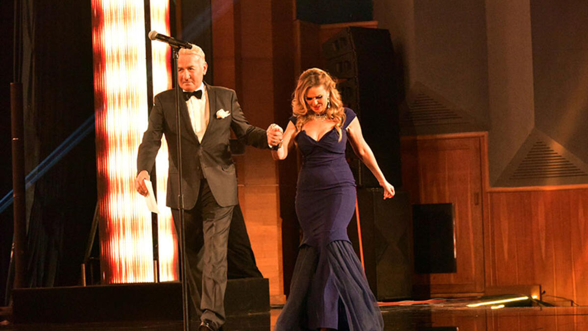 استطاعت يسرا أن تخطف الأنظار خلال حضورها حفل أوسكار مهرجان جوائز السينما العربية وحصلت على جائزة التميز السينمائي وقدمها لها الفنان عزت أبو عوف وتألقت النجمة المصرية بفستان أزرق غامق ووصف الحضور أناقتها وبساطتها بنجمات هوليوود خاصة خلال تسلمها الجائزة .