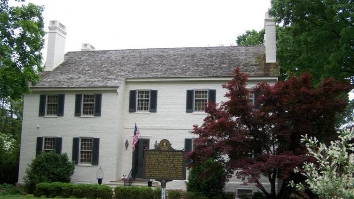 زكاري تايلور: قائد عسكري أمريكي والرئيس الثاني عشر للولايات المتحدة الأمريكية، ولد وعاش طفولته في منزل العائلة في سبرينغفيلد، وكان المنزل عبارة عن كوخ خشبي قام والده ببنائه يحتوي على غرفتين للنوم وحمامين، وتحيط به مساحات خضراء.