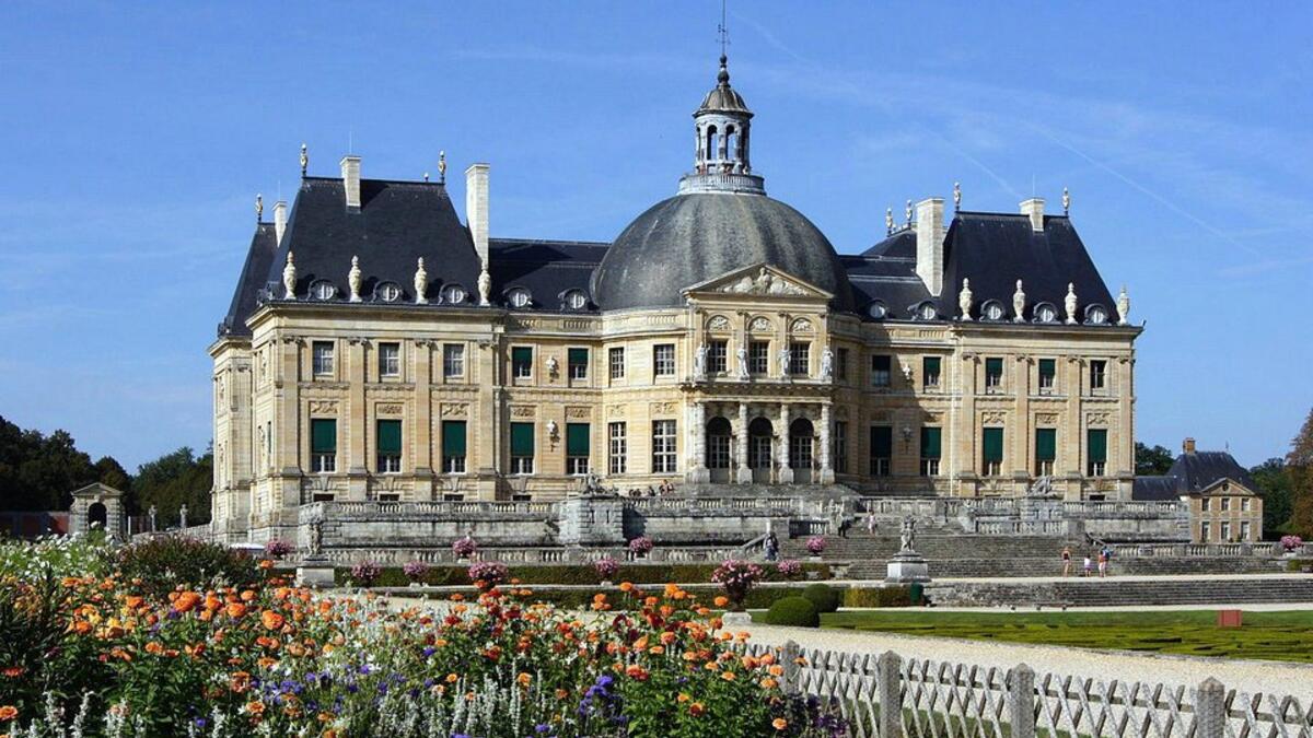 قطع شرقية من فرنسا: سُرقت عام 2015 نحو 15 قطعة فنية نادرة من المتحف الصيني في قصر شاتو دو فوتنبلو جنوب شرق باريس. وجاءت المسروقات من الصين وجمعتها الإمبراطورة أوجيني زوجة نابليون، واحتفظت بها في متحفها الذي أنشئ عام 1863.