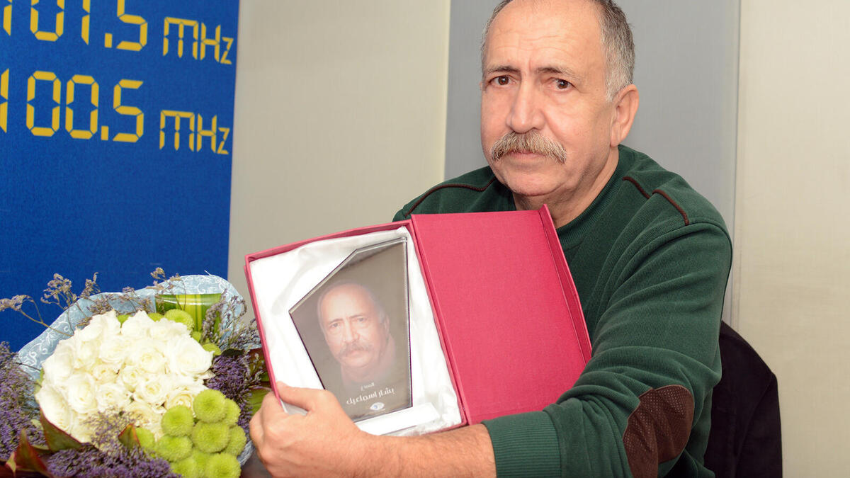 بشار اسماعيل: نشرت مجموعة تسمي نفسها قراصنة الثورة السورية مقطع فيديو وصور يظهر فيه محادثات جنسية للفنان السوري مع إحدى صديقاته المتزوجات.