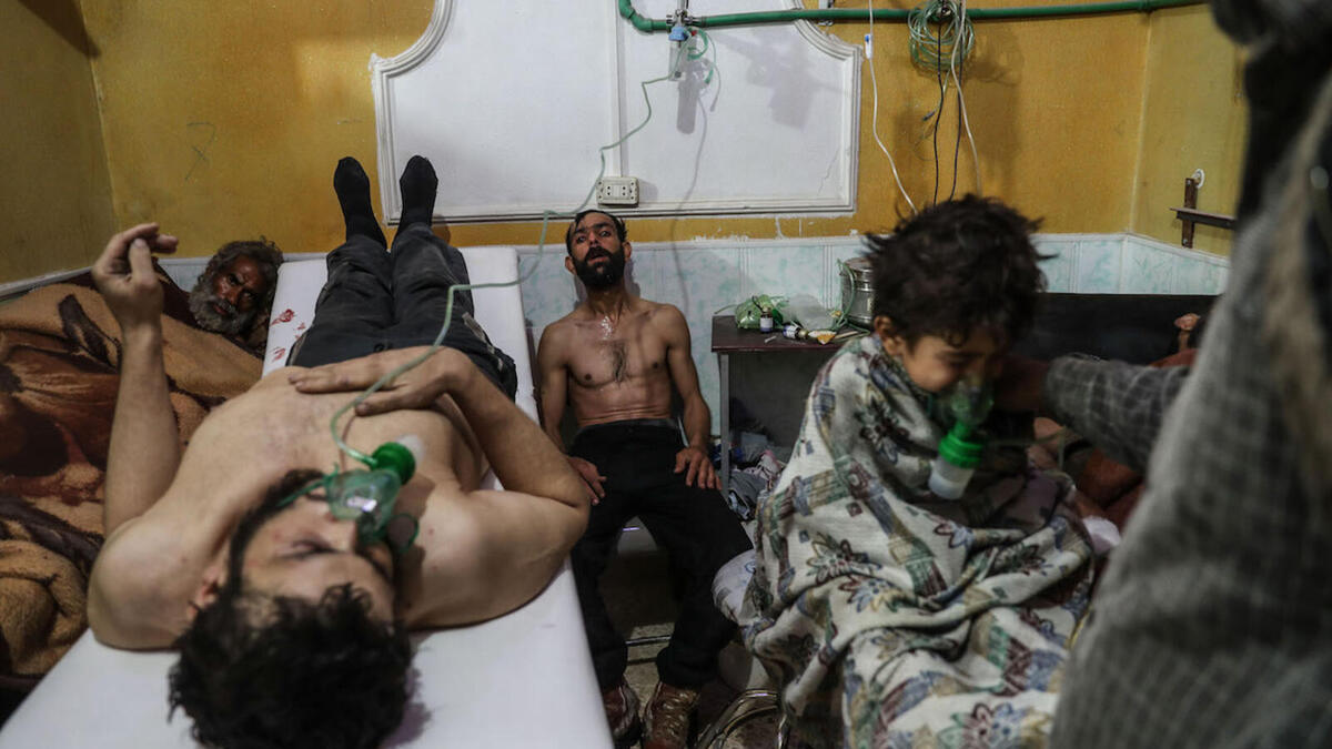 ضحايا لهجوم كيمياوي في غوطة دمشق الشرقية وهم يتلقون العلاج، للمصوّر محمد بدرا والذي يعمل لدى وكالة بريسفوتو الأوروبية، التقطها في شباط / فبراير 2018 عقب هجوم مزعوم بالمواد الكيمياوية تعرضت له بلدة الشيفونية في غوطة دمشق الشرقية في سوريا.