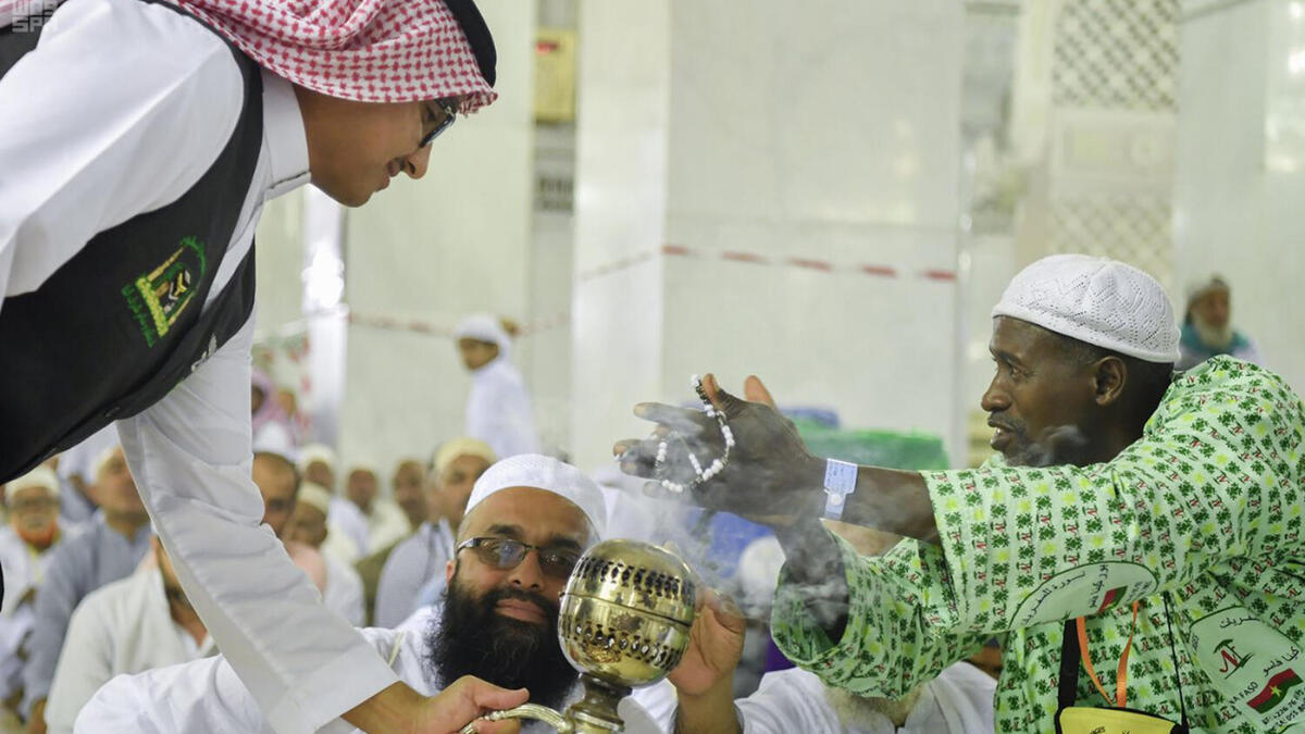 كلفت الرئاسة العامة لهيئة الأمر بالمعروف والنهي عن المنكر أكثر من 800 مشارك للقيام بأعمال توعية الحجاج وتوجيههم وإرشادهم؛ من خلال مراكزها التوجيهية البالغ عددها 42 مركزًا توجيهيًا ونقطة توزيع، في منطقتي مكة المكرمة والمدينة المنورة، إضافة إلى مترجمين بمختلف اللغات.