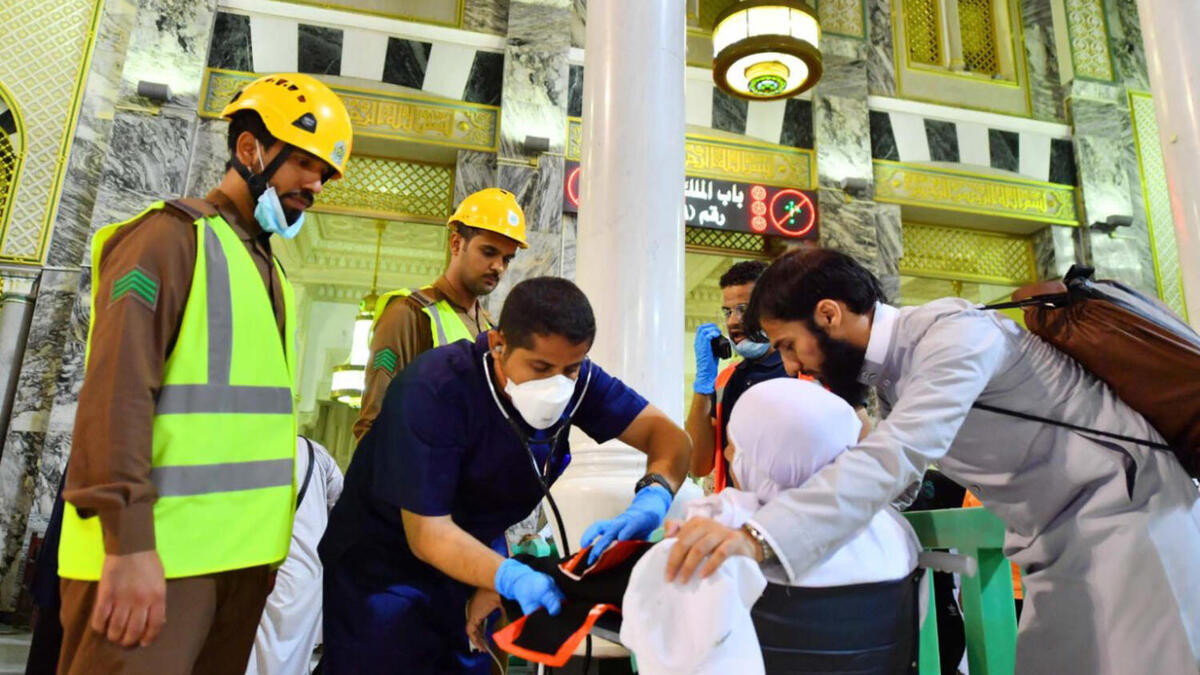 تسخير أكثر من 17 ألف رجل دفاع مدني وأكثر من 3 آلاف آلية، يعملون وتتضمّن الخطة استدامة عمل الكوادر الطبية بالحرم على مدار الساعة.