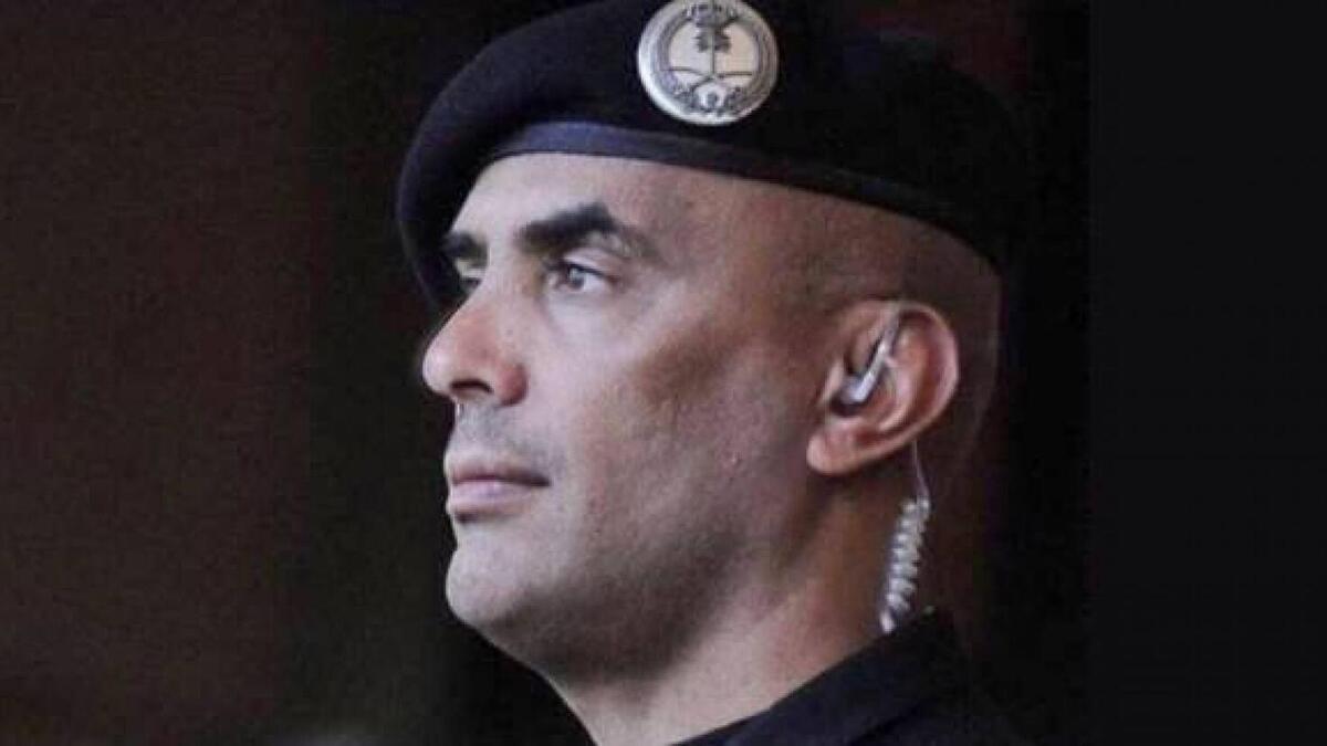 تخرج من الكلية العسكرية للملك خالد بالسعودية، وتنقل في العمل من الحرس الوطني السعودي إلى الحرس الملكي.