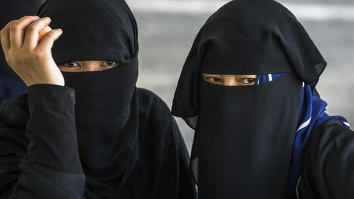 الصين: يمنع إقليم شينجيانغ ارتداء أغطية الوجه في الأماكن العامة، واللحى الطويلة "طولا غير عادي".