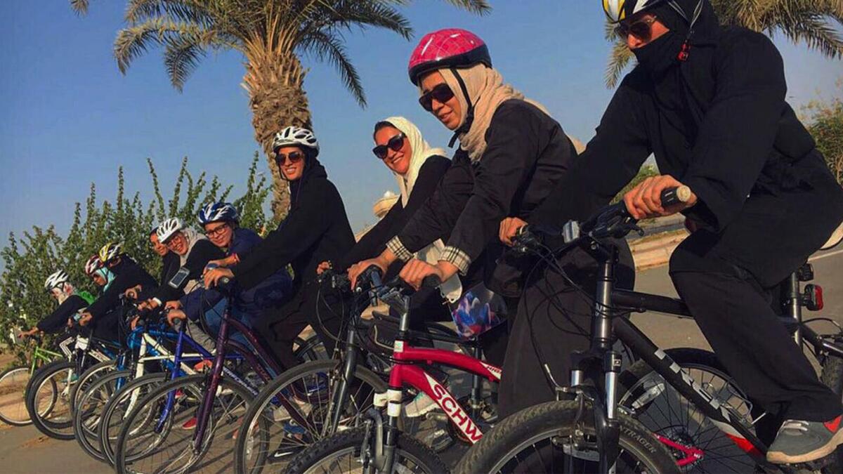 أول سباق درجات هوائية للإناث: سمح ولي العهد للنساء بالمشاركة في أول سباق دراجات هوائية للإناث، ما اعتبره العديد من النساء انتصارًا غير مسبوق للمرأة السعودية.