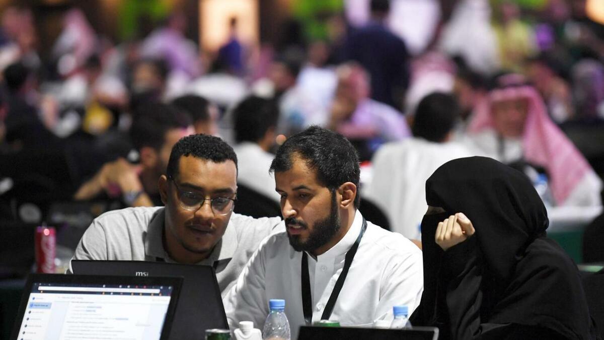 اعتمدت وزارة الشؤون الإسلامية خطة تطوير الهاتف المجاني بالأمانة العامة للتوعية الإسلامية، حيث اشتملت الخطة على زيادة الخطوط الهاتفية بالعزيزية إلى 45 خطًا بثمان لغات مختلفة (عربي، إنجليزي، فرنسي، تركي، أوردو، هوسا، بنجابي، إندونيسي).