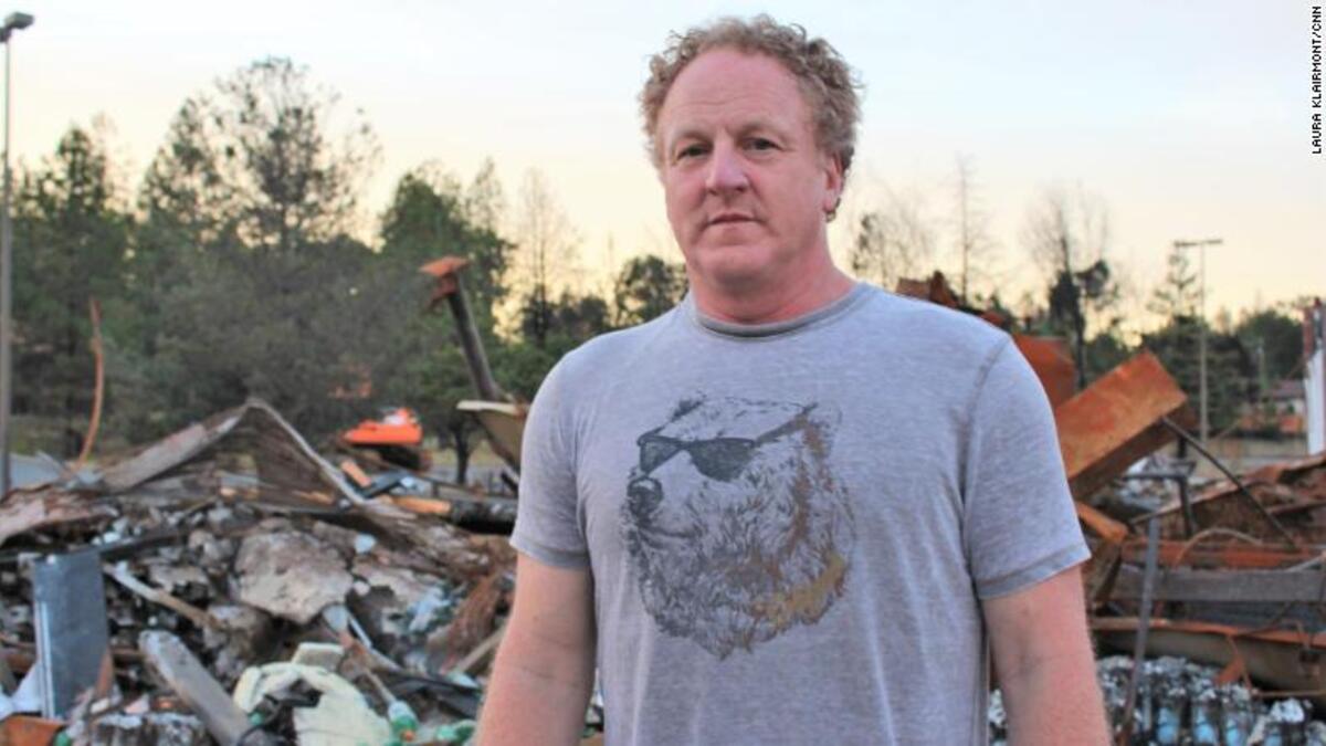 وودي فايركلوث: دفعته الحرائق المتكررة في مدينة باردايس في كاليفورنيا  إلى التفكير بأسيس منظمة "RV4CAMPFIREFAMILY" توفر مركبات سكن متنقل لمساعدة الأشخاص في المناطق المنكوبة.