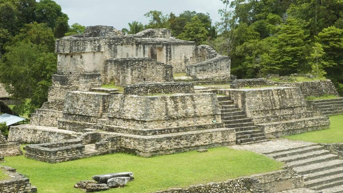 كاراكول -حضارة المايا: تمكن شعب المايا منذ آلاف السنسن بدون أي أدوات متقدمة من بناء مدن حجرية شاسعة في وسط واحدة من أكثر الغابات عمقًا على الأرض، مقرها حاليًا في المكسيك.