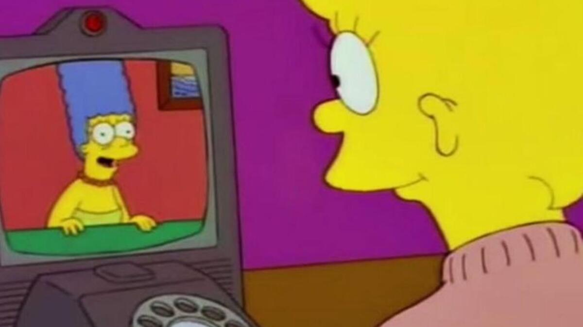 فيس تايم: في حلقة "زفاف ليزا" التي عُرضت عام 1995، أجرت "ليزا" مكالمة فيديو مع عائلتها، وفي 2010 تم طرح تطبيق "فيس تايم-Face time" للمرة الأولى كأول تطبيق يسمح لنا إجراء مكالمات صوت وصورة في أي وقت.