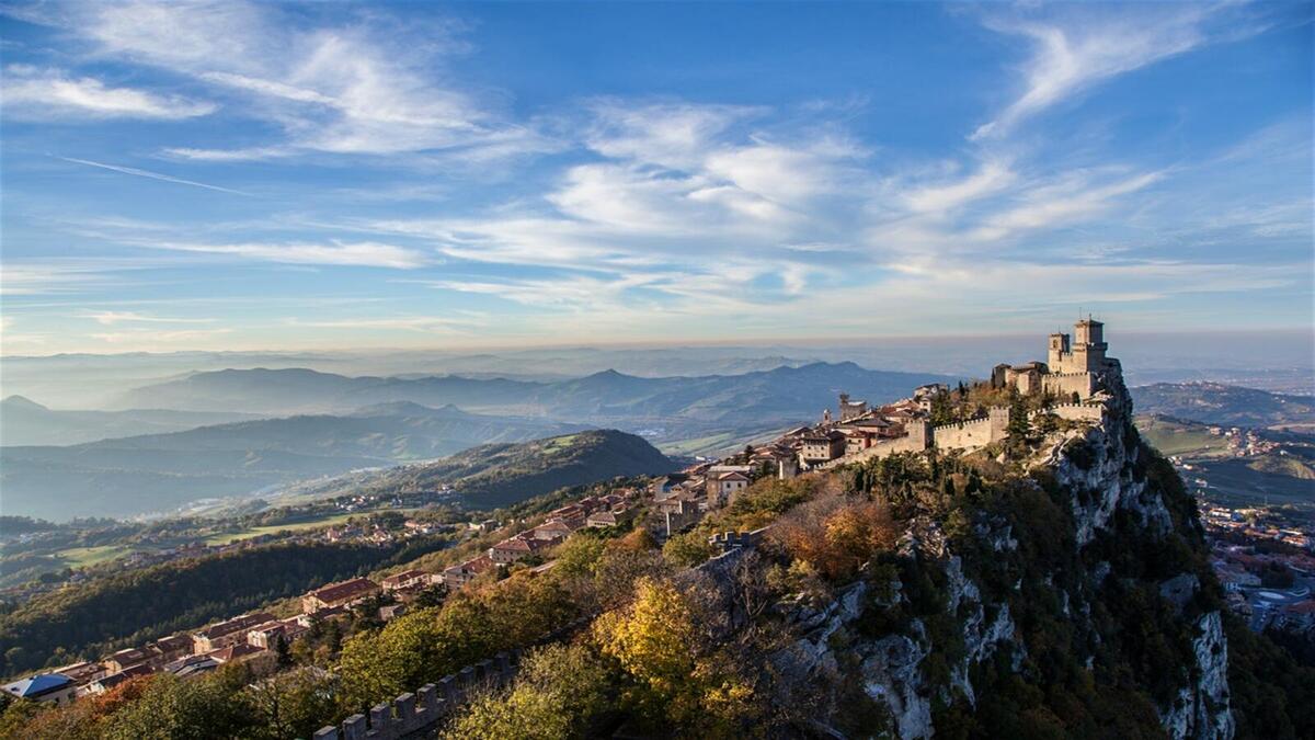 دولة سان مارينو وسط إيطاليا: بالرغم من أن عدد سكانها يبلغ 33 ألف شخص، لكنها لا تستقبل الزوار جوًا، حيث سيتوجب الهبوط في مطار ريميني المجاور.