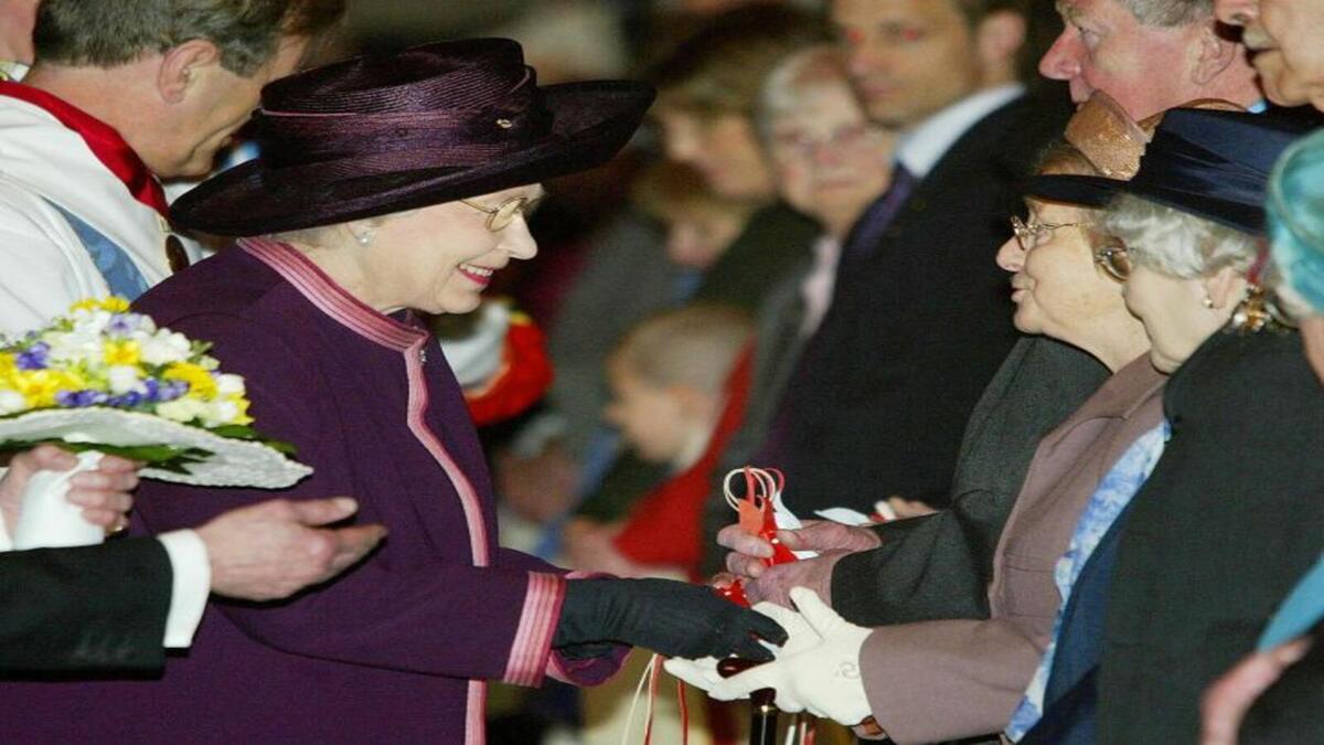 تمتلك عملة خاصة توزعها على الفقراء: تعرف باسم "أموال موندي" وهي عملة فضية تُمنح للمتقاعدين في حفل خاص كبادرة رمزية من العائلة المالكة.