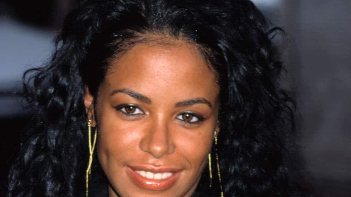 في 25 أغسطس 2001: توفيت المغنية والراقصة والممثلة الأمريكية "آليا دانا هوتون" المعروفة باسمها الأول آليا في حادث تحطم طائرة في جزر البهاما بعد تصوير الفيديو المصور لأغنية "روك ذا بوت".