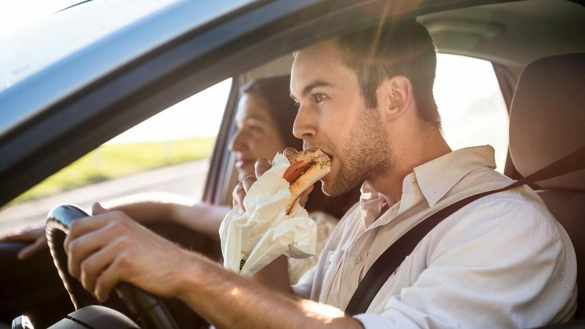 الأكل والشرب: من غير القانوني تناول أو شرب أي شيء أثناء القيادة في قبرص.