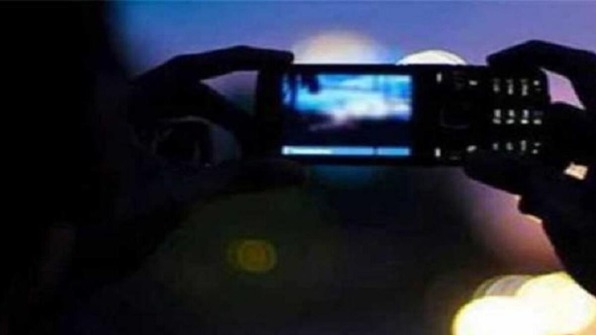 إعلامي بحريني: قامت فتاة مغربية مقيمة في الإمارات بتهديد إعلامي بحريني شهير بسبب مقطع فيديو لهما وهما يمارسان الفاحشة وطالبته بدفع مبلغ 1,9 مليون درهم (ما يعادل 520,500 دولار).