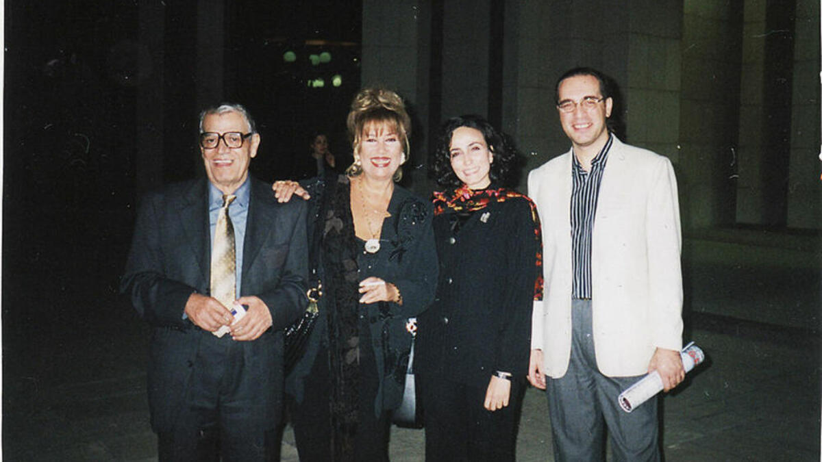 فقدت الفنانة المصرية رجاء الجداوي زوجها لاعب الكرة السابق حسن مختار، بعد فترة زواج استمرت لأكثر من 40 عامًا، وكانت الصدمة كبيرة عليها، حيث صرحت بأنها مازالت حتى الآن تحرص على استخدام المعطر الذى كان يستخدمه الراحل قبل أن تنام حتى تشعر أنه مازال معها.